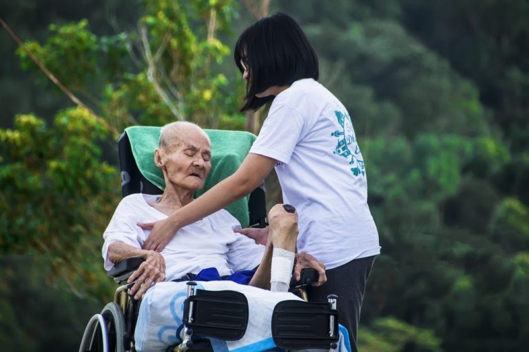 Understanding How Many Caregivers Per Resident in Assisted Living – the Optimal Ratio
